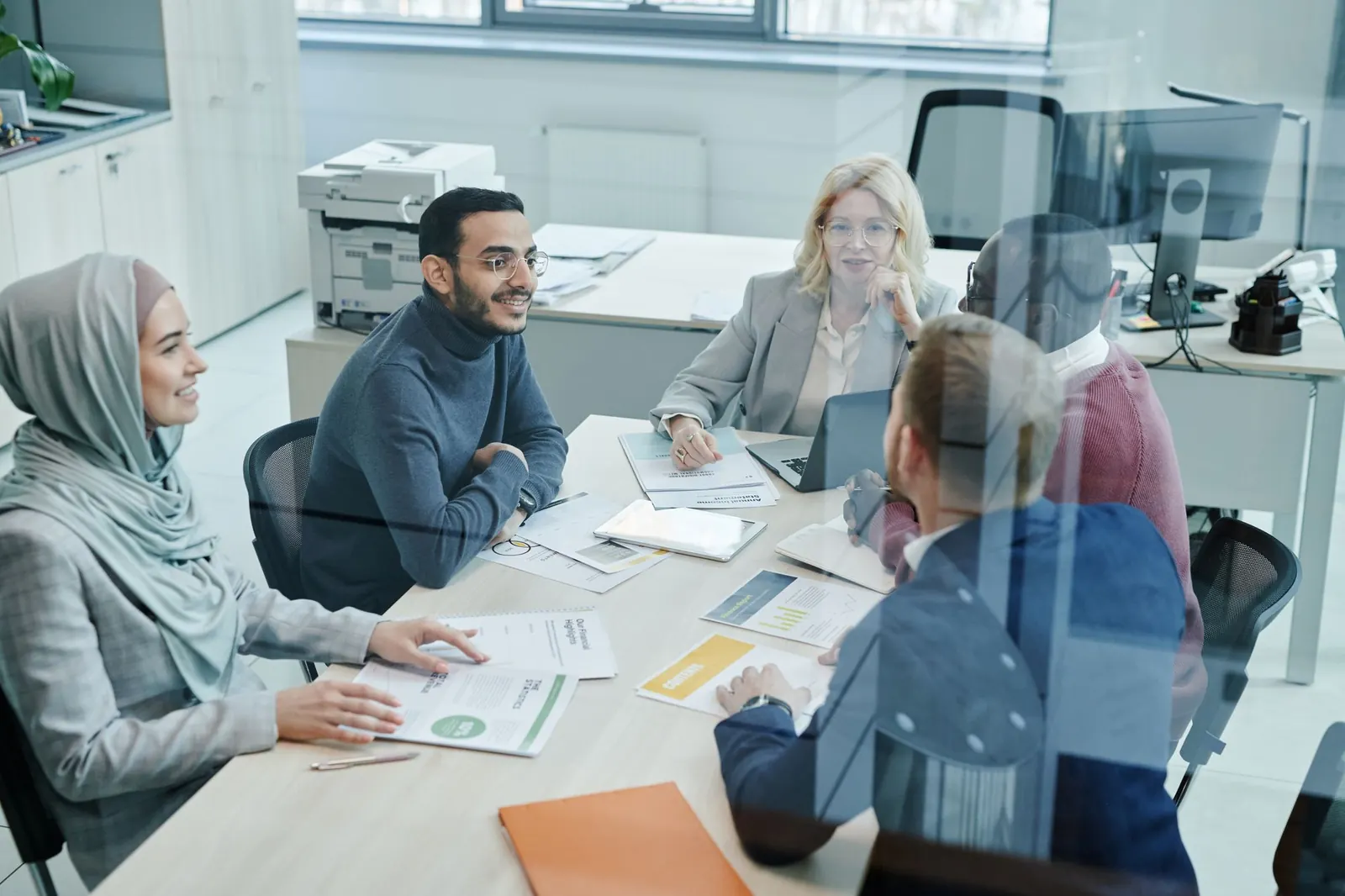 Reunión de trabajo en una oficina